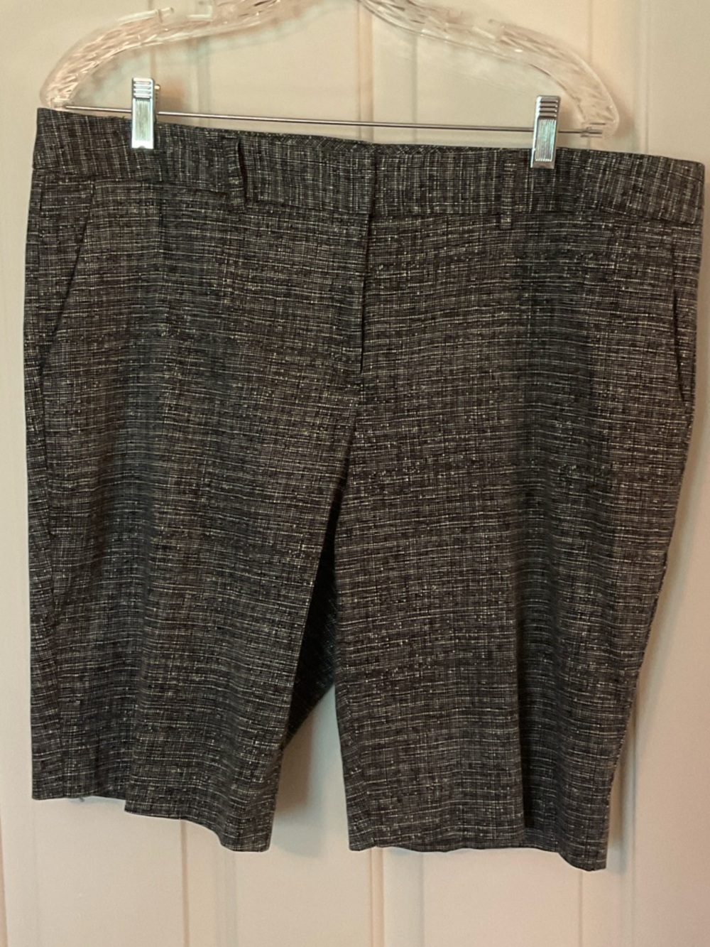 Van Heusen Studio Women’s Lightweight Stretch Shorts Black/Gray Size 16